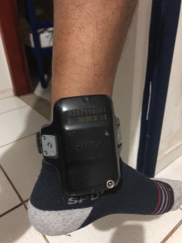 Suspeito preso em MS usava tornozeleira eletrônica (Foto: PRF/Divulgação)
