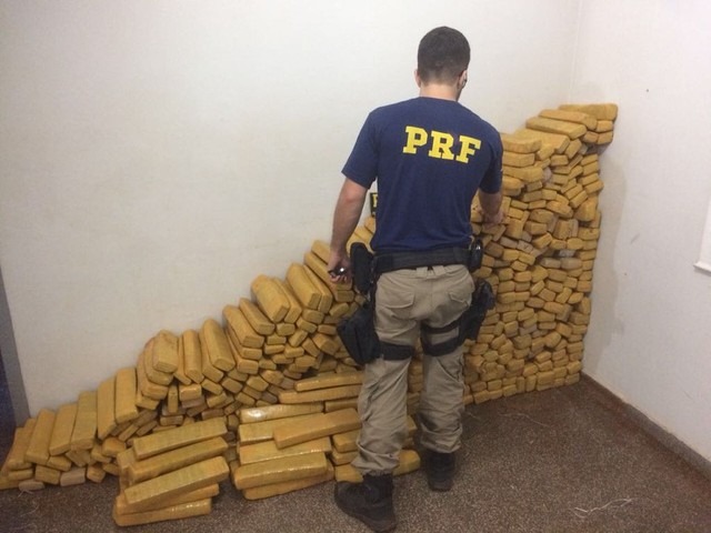 Tabletes de maconha apreendidos pela PRF em MS seriam entregues em Cuiabá (Foto: PRF/Divulgação)