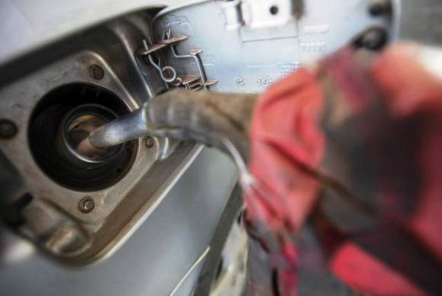 Ambientalistas orientam frentistas a não encher tanque "até a boca" Expostos ao benzeno, frentistas podem ter doenças como câncer de pulmão e leucemia. (Foto: Arquivo/Agência Brasil)