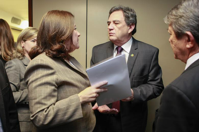 A ministra Miriam Balchior recebe do senador Moka o relatório a respeito da Sul Fronteira (Foto: Divulgação)