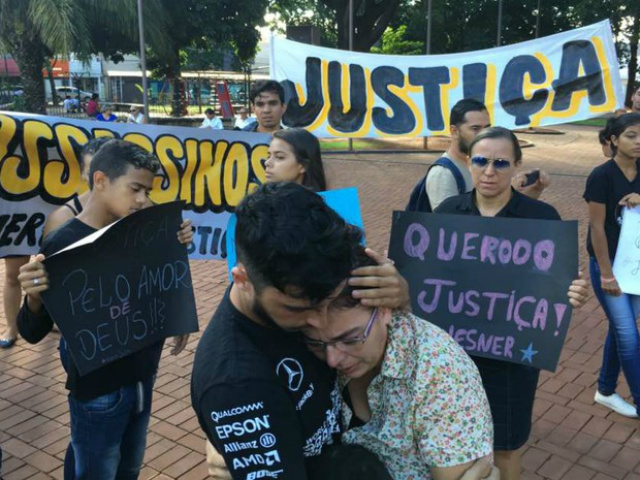 Mãe de Wesner é consolada em protesto na praça Ary Coelho (Foto: Alexandre Cabral/TV Morena)