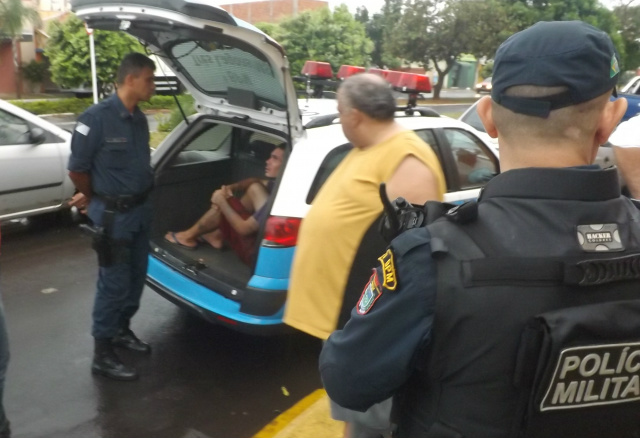 Indignado, o comerciante foi até a viatura da PM para ver o suspeito, sob vistas de policiais militares (Foto: Léo Lima)