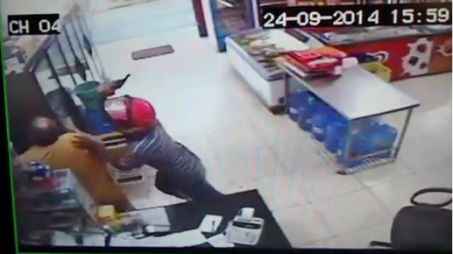 Logo após a invasão à conveniência, o assaltante leva Nelsão para um dos cômodos da loja e dá a primeira coronhada na vítima (Foto: Arquivo/Vídeo da loja)