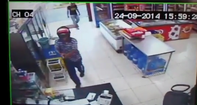 Os ladrões chegam e apontam armas para as vítimas, anunciando o assalto (Foto: Arquivo/Vídeo da loja)