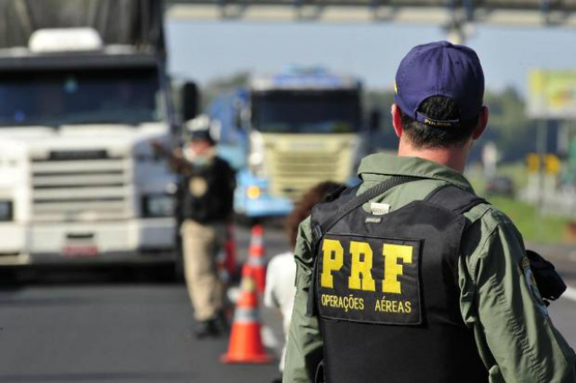 Polícia Rodoviária Federal prorroga inscrições para 216 vagas O pedido de isenção da taxa de inscrição também foi prorrogado para a mesma data. O salário é de R$ 2.043,17. Do total das oportunidades, 5% são reservadas para pessoas com deficiência (Foto: Google Imagens)