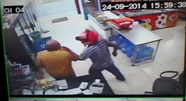 Rendido pelo ladrão, Nelsão é obrigado a ir para um cômodo ao lado do salão da conveniência (Foto: Arquivo/Vídeo da loja)