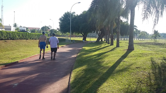 Final de semana com pouca previsão de chuva e o sol predomina em Três Lagoas Pessoas fazendo caminhada na manhã (11) de sábado. (Foto: Patrícia Miranda)