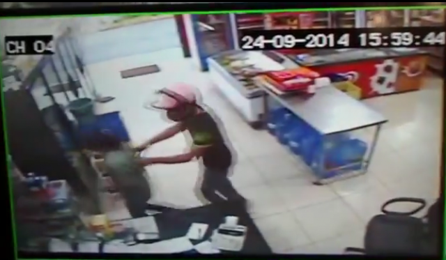 Também rendida e ameaçada, a funcionária da loja é levada pelo ladrão ao local onde o comparsa estava com Nelsão (Foto: Arquivo/Vídeo da loja)