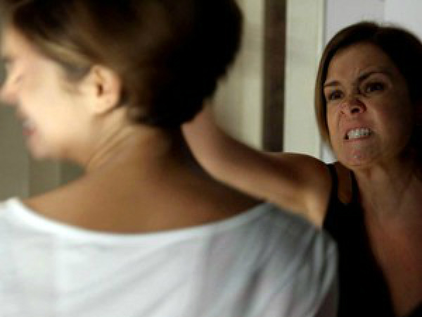 BABILÔNIA: Inês dá tapa na cara de Alice Inês dá tapa em filha (Foto: Divulgação)