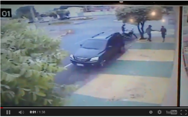 No alto da imagem, à direita, um 