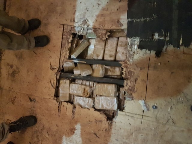 Polícia de MS apreende 296 quilos de pasta base de cocaína em duas carretas Pasta base de cocaína estava escondida em compartimento oculto do reboque (Foto: PRF/Divulgação)