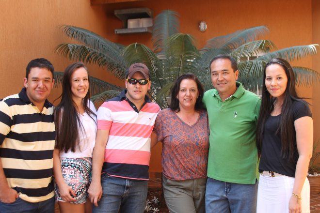O casal Cida e Dirceu Deguti com os filhos abriram as portas da residência para amigos e familiares nesse fim de semana (Fotos: Ricardo Ojeda)  