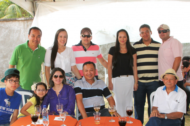 Sentado, de camisa listrada o irmão Dilson Deguti, que veio de Fátima do Sul para prestigiar a comemoração  