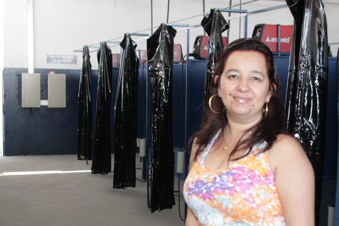 Andréa Saraiva, diretora de unidade de Três Lagoas mostrou o centro de soldagem da escola