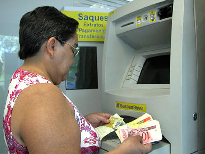 Servidores estaduais já podem sacar salários hoje na rede bancária Os 66 mil servidores do Estado já podem sacar os salários nos caixas eletrônicos, nesta quinta-feira (Foto: Divulgação)