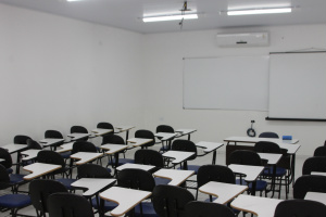 Salas de aula climatizada com capacidade de atender quarenta alunos