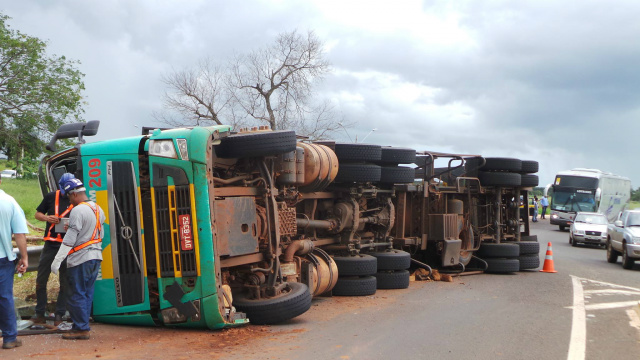Acidente dificultou a passagem de outros veículos. (Fotos: Ricardo Ojeda).