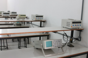 Moderno laboratório para atender os alunos de eletrotécnica 
