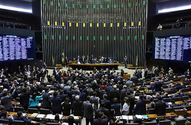 Câmara aprova MP que aumenta limite de desconto em folha dos trabalhadores Deputados aprovaram texto que autoriza o desconto de 10% da remuneração do trabalhador apenas para pagar despesas relacionadas ao cartão de crédito. (Foto: Divulgação)