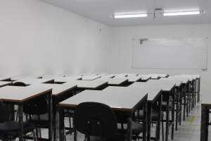 Sala de aulas com móveis específicos para cada curso