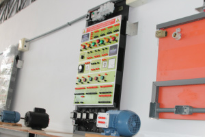 Painel com quadro elétrico para atender os alunos do curso de mecânica industrial