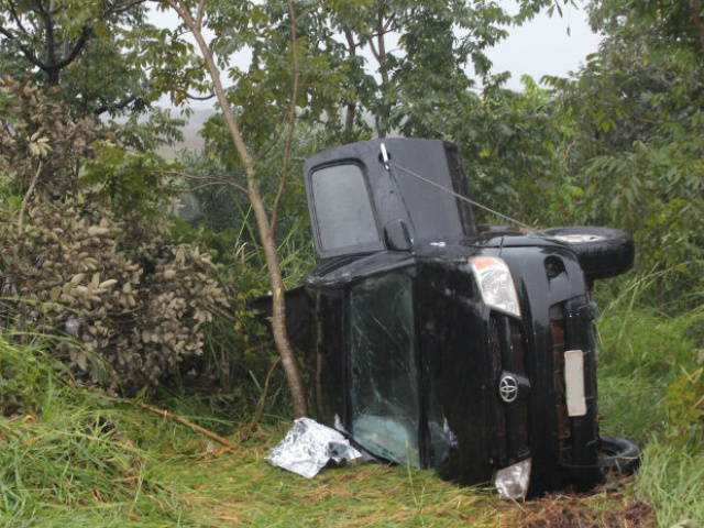Passageiro de caminhonete morre após capotagem em rodovia de MS (Foto: Juliana Aguiar/G1 MS)