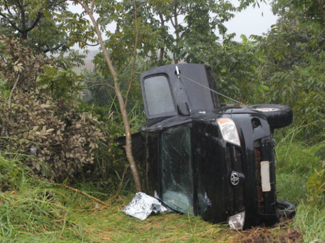 Passageiro de caminhonete morre após capotagem em rodovia de MS Passageiro de caminhonete morre após capotagem em rodovia de MS (Foto: Juliana Aguiar/G1 MS)