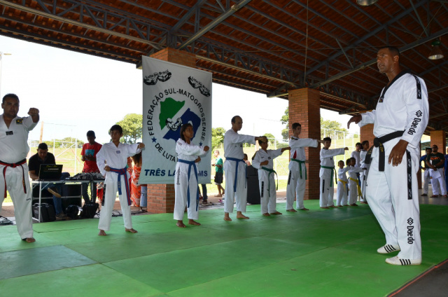 Sejuvel proporciona domingo de esporte e lazer em Três Lagoas Quem esteve no Arena Mix acompanhou a demonstração devárias modalidades de luta, como a quebra de braço, boxe, judô, karatê, skate, jogos de mesa, puxador de veículos, cabo de guerra, kung fu, kickboxing, jiu-jitsu (Foto: Assessoria de Imprensa)
