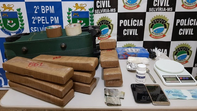 Jovem é preso em flagrante por tráfico e associação ao crime Foram apreendidos aproximadamente 9 quilos de maconha, 1000 gramas de cocaína, 200 gramas de crack e uma balança de precisão (Foto:Assessoria)