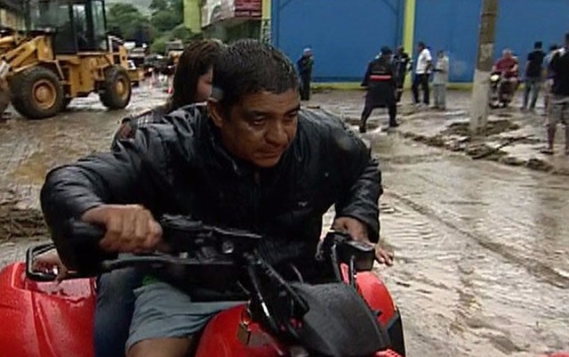 Zeca Pagodinho e o seu quadriciclo em Xerém (Foto: Reprodução/TV Globo)