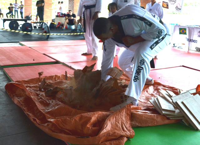 Sejuvel proporciona domingo de esporte e lazer em Três Lagoas Apresentação de karatê e outras modalidades de artes marciais foram apresentadas ao público (Foto: Assessoria de Comunicação)