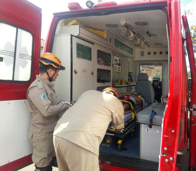 Vítima foi socorrida pelo Corpo de Bombeiros. (Foto: Divulgação)