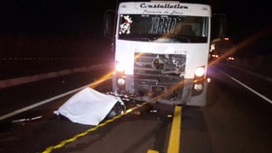 A frente do caminhão ficou parcialmente destruída (Foto:Cipó)
