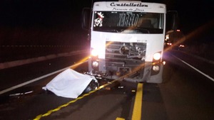 Após colisão frontal com caminhão na BR 267, motociclista vem a óbito A frente do caminhão ficou parcialmente destruída (Foto:Cipó)