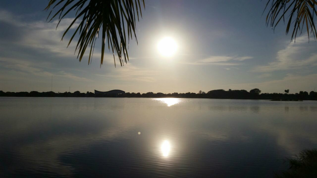 Sol esta manhã (13) na Lagoa Maior. Poucas nuvens em torno. (Foto: Ricardo Ojeda)