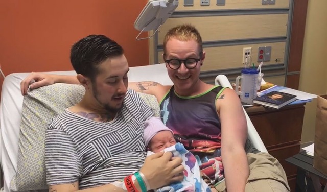 Transgênero e parceiro anunciam nascimento do 1º filho biológico Bebê filho de transgênero e parceiro nasce nos Estados Unidos (Foto: Reprodução G1/ Facebook Biff and I)