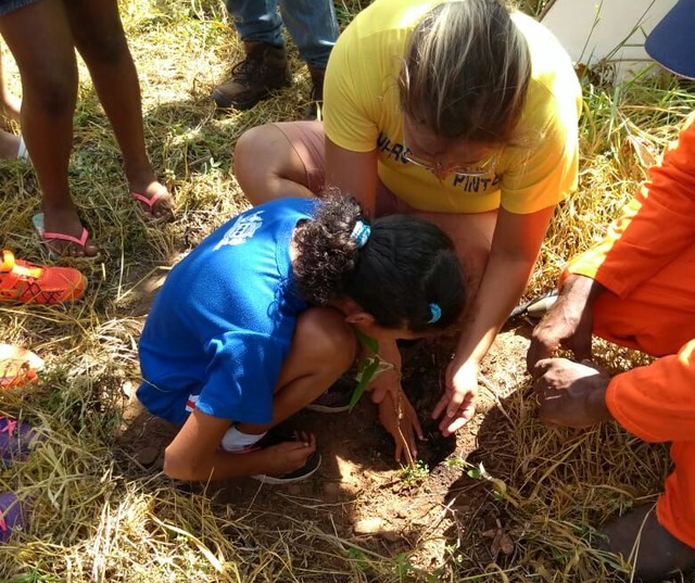 Alunos da “Eufrosina Pinto” participam de Projeto de Arborização (Foto: Assessoria)