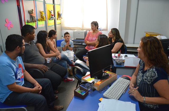 O aluno pode vir a ter um acompanhante em sala de aula para auxiliá-lo na interação com outros estudantes e na compreensão da matéria (Foto:Assessoria)