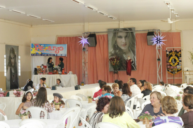 Loja promove desfile para mostrar tendências primavera/verão Desfile beneficente realizada pela domadorqs com roupas exclusivas da Vitória Flor que aconteceu em junho