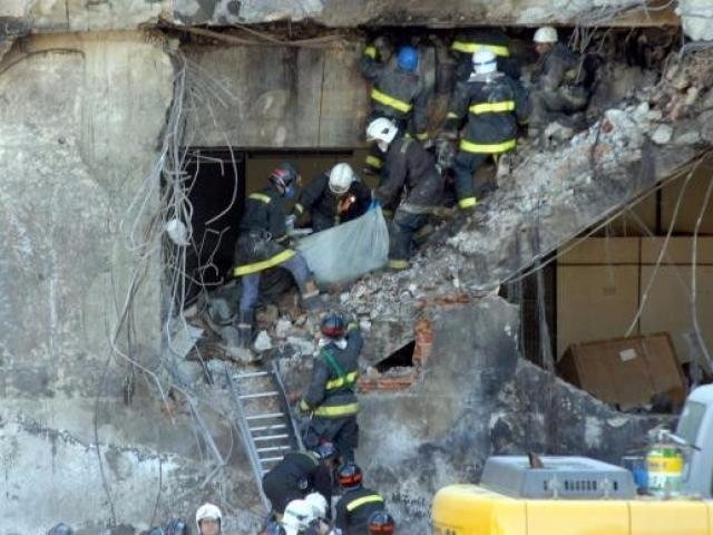 Bombeiros trabalham no resgate de vítimas e corpos no dia seguinte ao ocorrido (Foto: Valter Campanato/Agência Brasil)