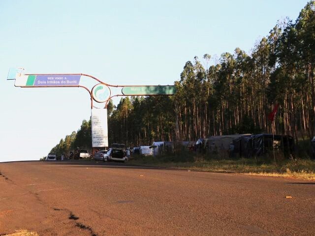 Sem-terra transformam a BR-262 em 'rodovia dos acampamentos' MST acampado às margens do acesso a Dois Irmãos do Buriti: 120 famílias em apenas uma semana no local.