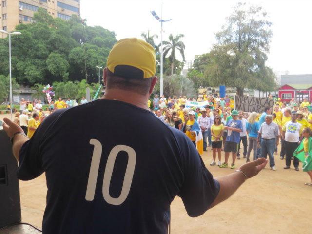 Número de manifestantes no Estado ficou abaixo das expectativas dos organizadores Em Dourados foi um exemplo, onde as expectativas eram de pelo menos 8 mil pessoas na Praça Antônio João, mas somente 700 compareceram. (Foto: Gizele Almeida/Dourados News)