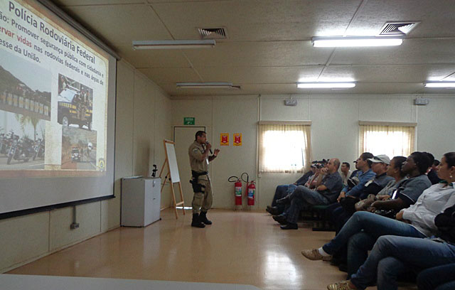 Fibria participa da 8ª Semana Municipal de Trânsito de Três Lagoas Os policiais falaram sobre as leis de trânsito, as diferentes formas de se envolver em acidentes e quais as consequências que eles podem trazer judicialmente (Foto: Divulgação/Assecom)