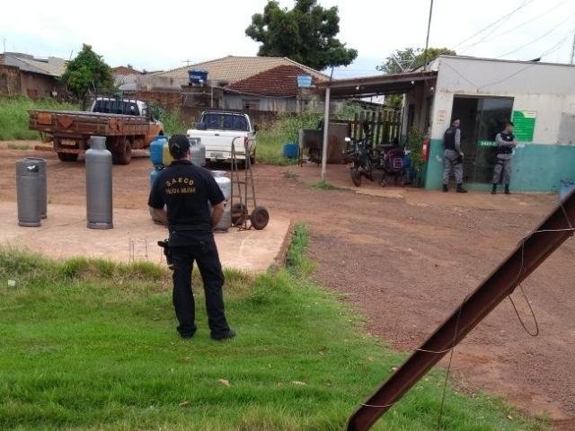 Policiais do Gaeco e da PM em uma distribuidora de gás de cozinha na Hayel Bon Faker em Dourados (Foto: Adilson Domingos)