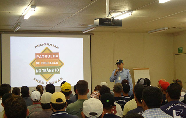 Fibria participa da 8ª Semana Municipal de Trânsito de Três Lagoas As palestras foram ministradas pelo Sargento da Polícia Militar Rodoviária Estadual, Sérgio Lopes de Santana, e o policial da Polícia Rodoviária Estadual, Marcelo Souza Florenzano (Foto: Divulgação/Assecom)