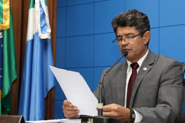 Reajuste dos servidores vai seguir em regime de urgência na Assembleia Deputado Rinaldo Modesto leu o projeto de reajuste durante sessão (Foto: Victor Chileno/ALMS)