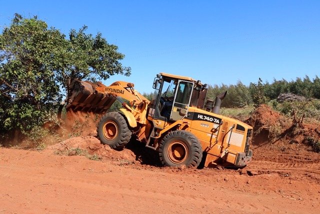 O patrolamento e outras obras necessárias já aconteceram em vários pontos, como na estrada velha do Distrito de Arapuá, além disso, boa parte das vias rurais recebe recuperação total (Foto/Assessoria)