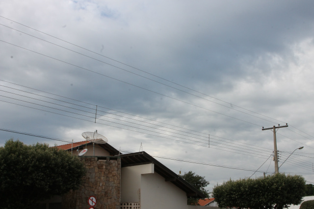 Nuvens carregadas já dão os primeiros sinais de precipitação. (Foto: Patrícia Miranda)