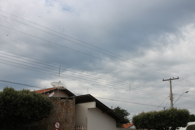 Com tempo nublado, há previsão de pouca chuva para hoje em Três Lagoas Nuvens carregadas já dão os primeiros sinais de precipitação. (Foto: Patrícia Miranda)