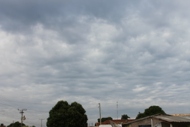Céu cheio de nuvens esta manhã (14). (Foto: Patrícia Miranda)